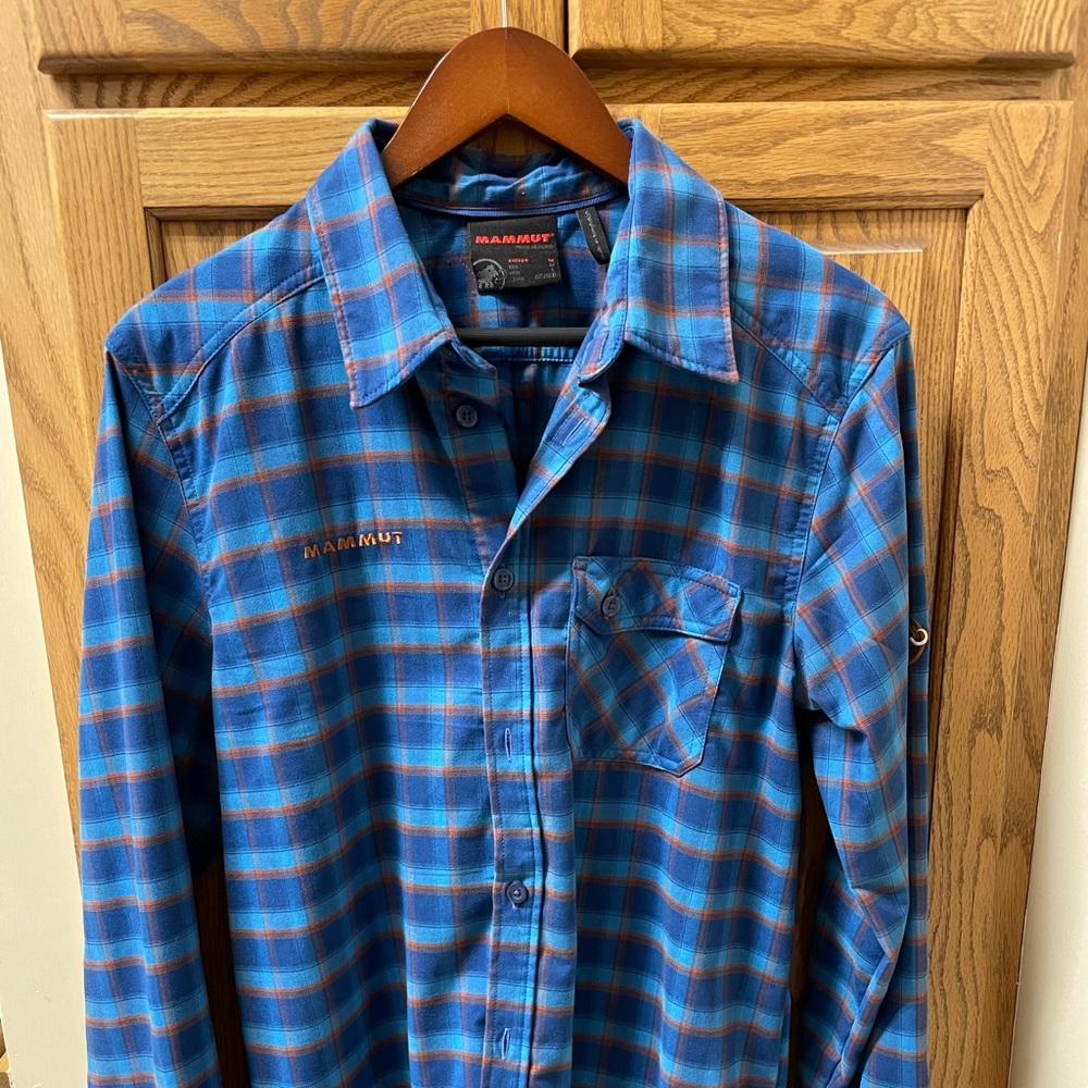 MAMMUT men’s medium button-down shirt.